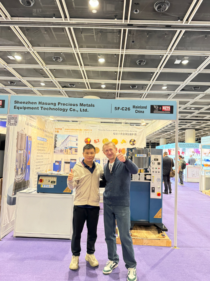 Russian customer visited Hasung booth for cooperation 1