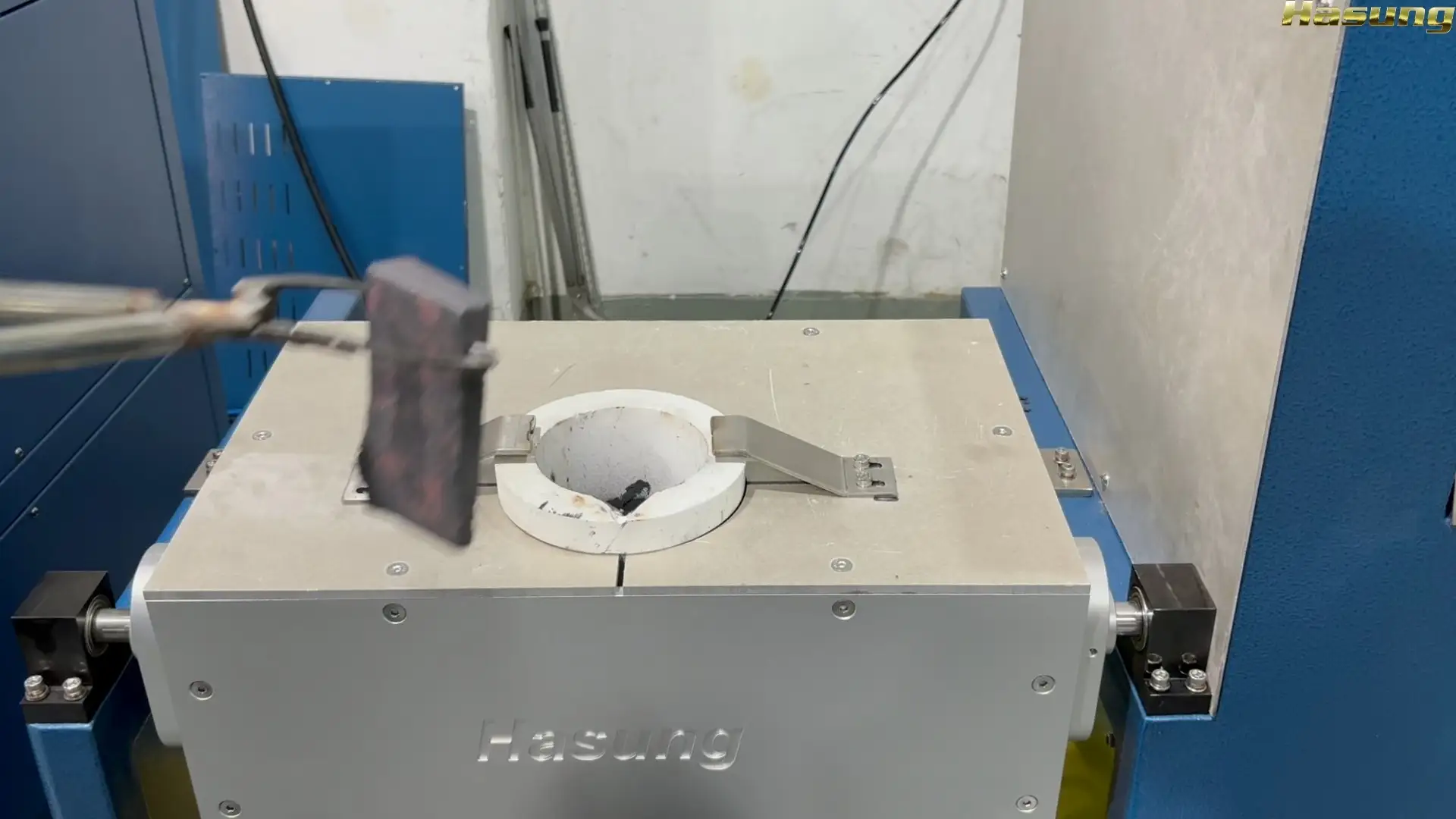 Four à induction basculant Hasung, d'une capacité de 20 kg, 30 kg, 50 kg ou 100 kg, pour la fusion de l'or, de l'argent et du cuivre. 1