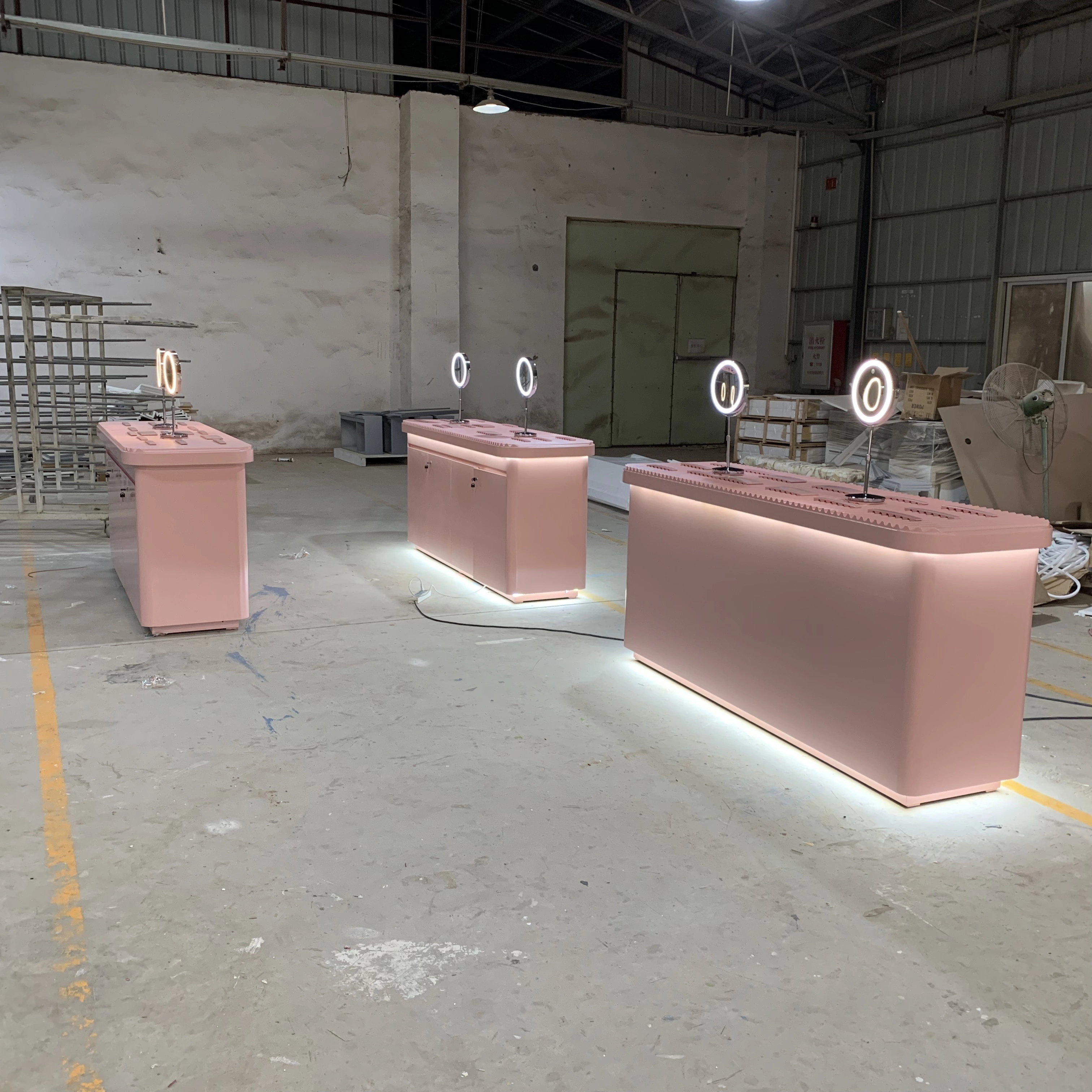 Mesa de experiencia cosmética personalizada para maquillaje: pruebas y exhibición en tiendas. 1