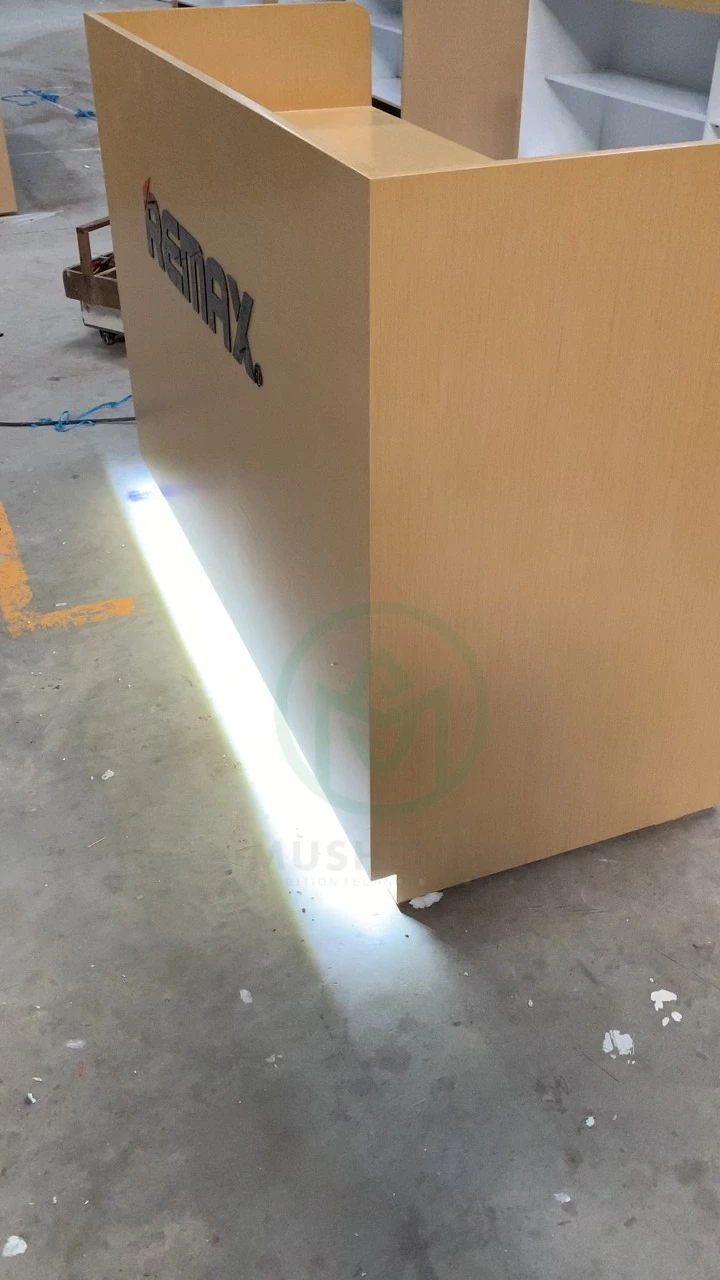 Mostrador de recepción personalizado para tienda de teléfonos móviles con panel de logotipo e iluminación LED en la base. 1