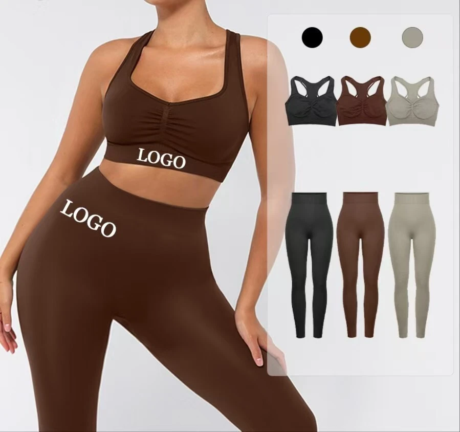 Conjunto de treino esportivo de duas peças, cor sólida, com top e legging, com logotipo personalizado. 1