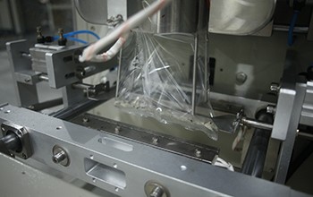 Automatyczna maszyna pakująca do proszku do prania w kubkach miarowych 13