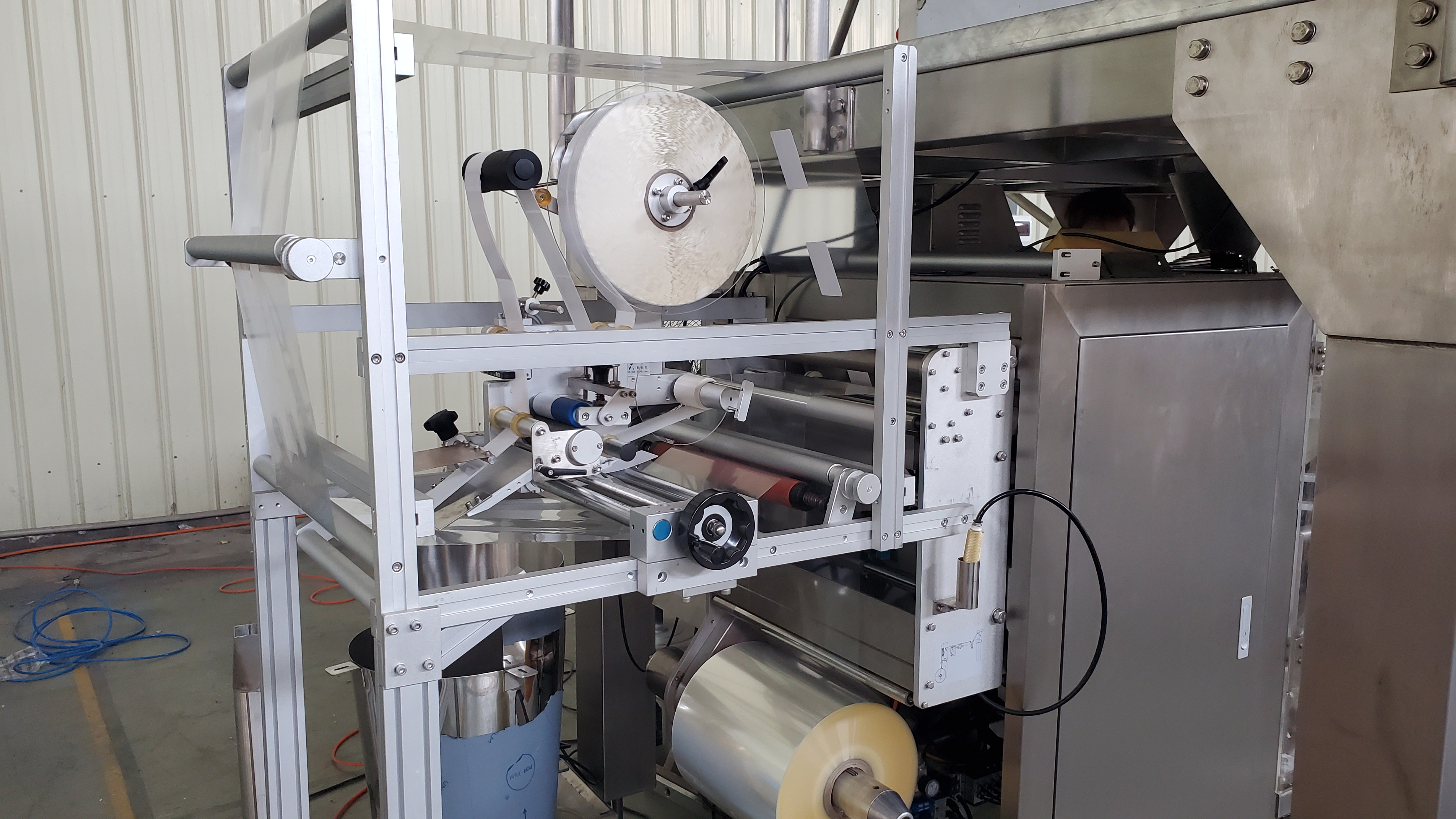 Meaisín pacála arbhair meaisín pacála ingearach le meaisín lipéadaithe le haghaidh sneaiceanna gráinníní 3