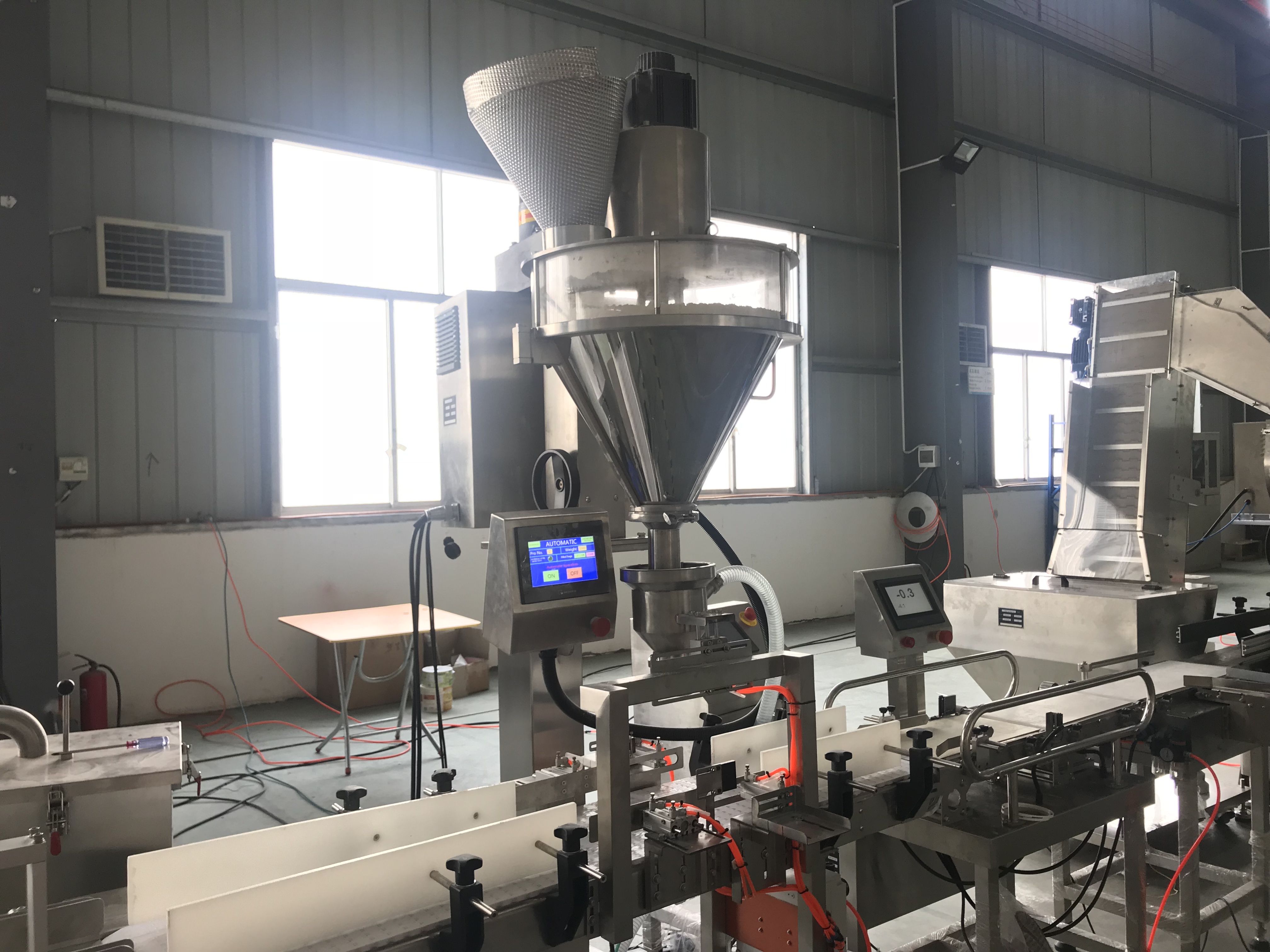 Машина за паковање, пуњење и затварање боца са пуњачем за протеински прах 13