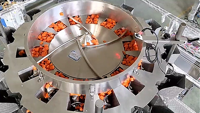 How to pack sticky sprinkled radish into plastic tray bowl? 8