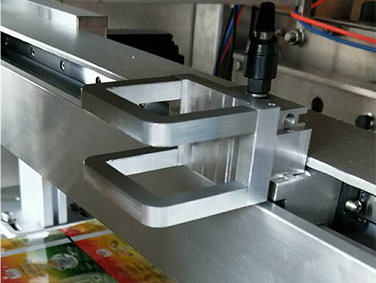 Повеќелиниска машина за пакување со вертикално пакување од доматно брашно во прав од зачини 7