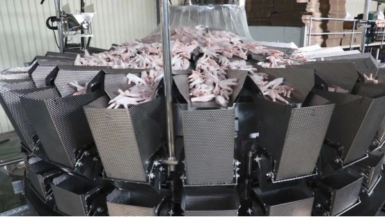 Cik vienkārši var būt nosvērt un iepakot saldētas vistas nagus uz paplātēm? 4