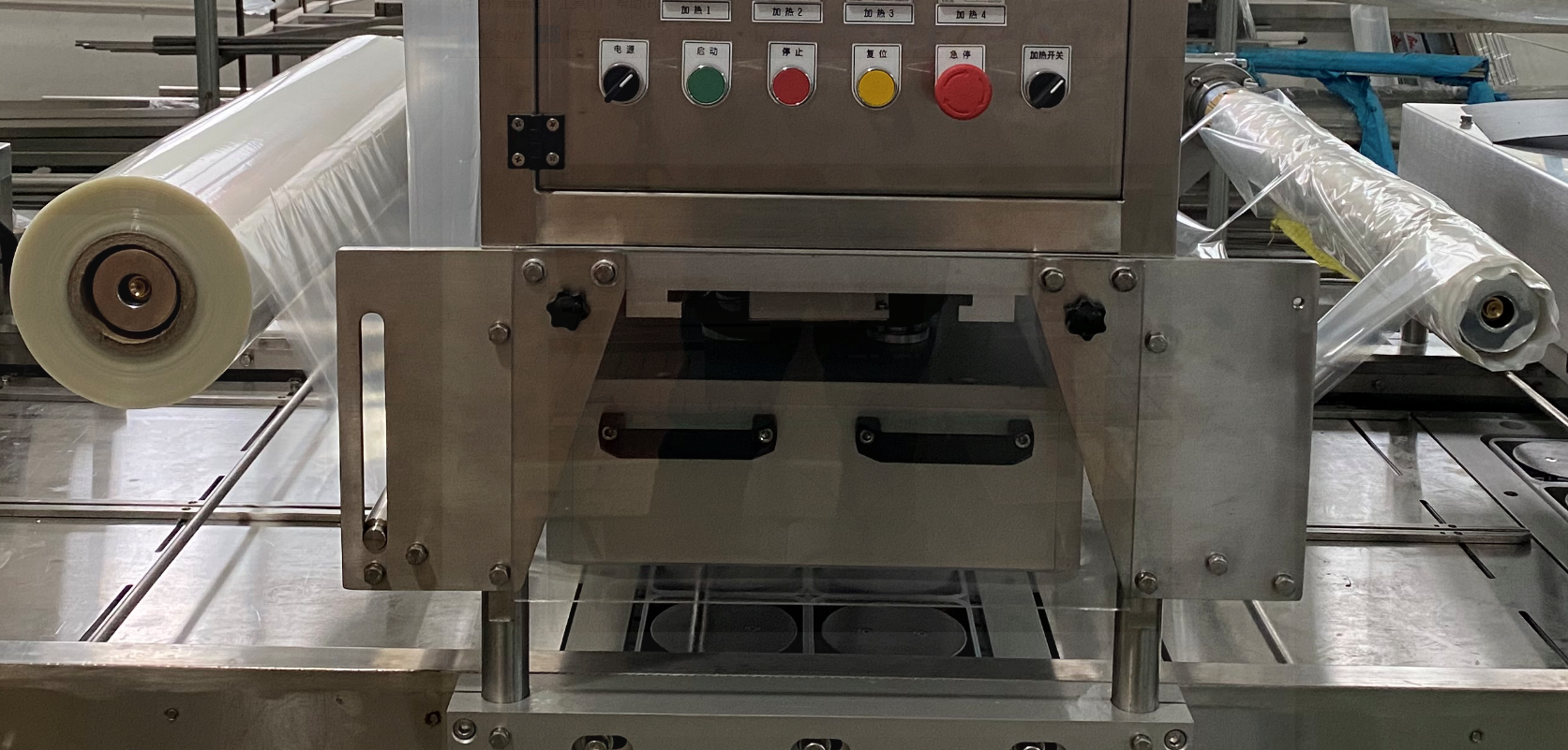 How to automatically package the prepared dishes into the tray? 12