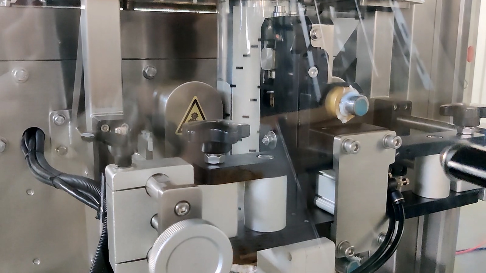 How fast is a continuous vertical packaging machine? 4