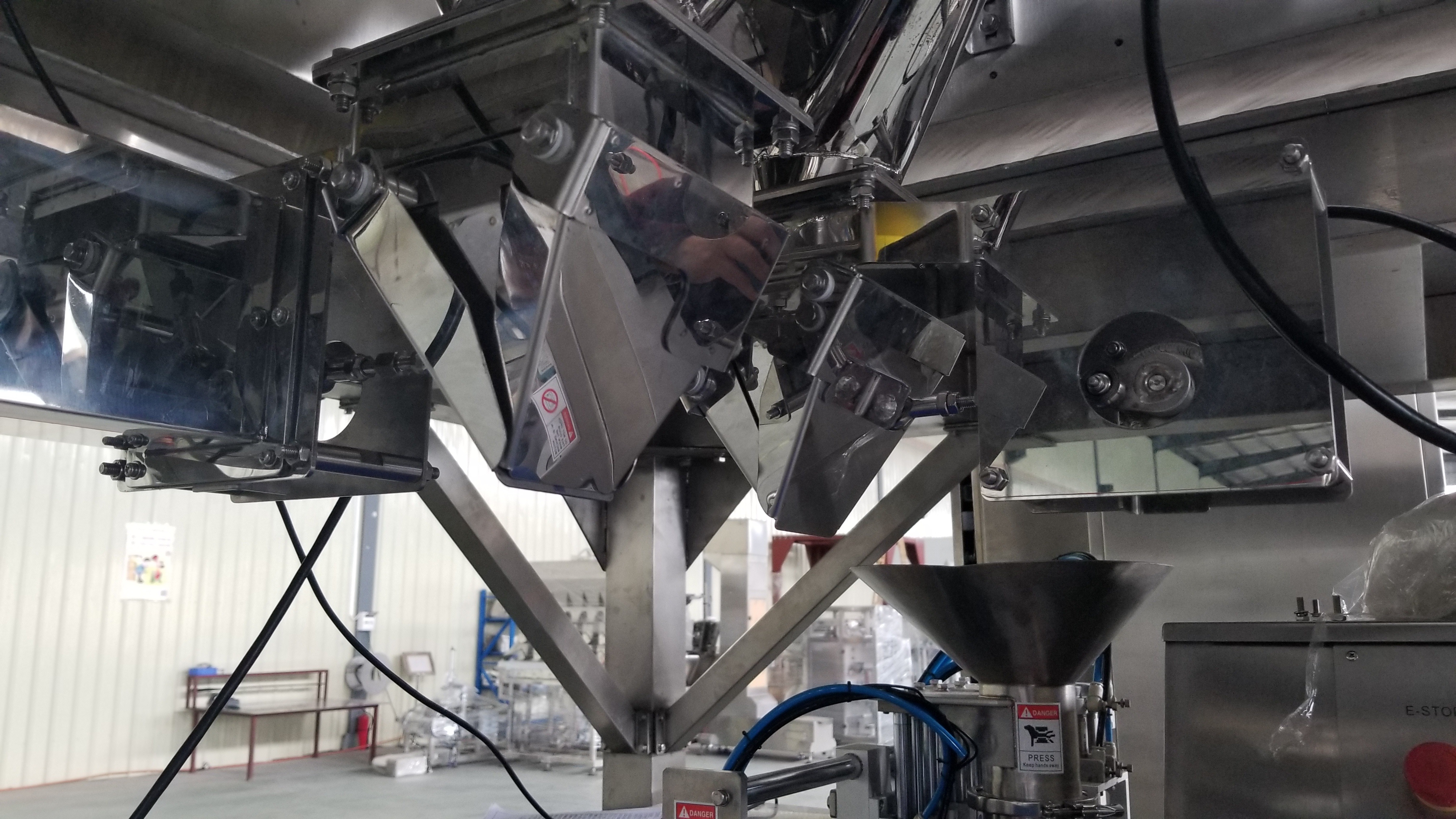 What machine you choose to pack crawfish into tray ? Multihead weigher? Or else? 3