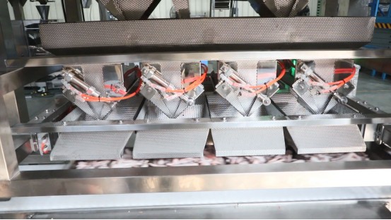 Automatic Chicken Paws Packing Machine In Tray 4