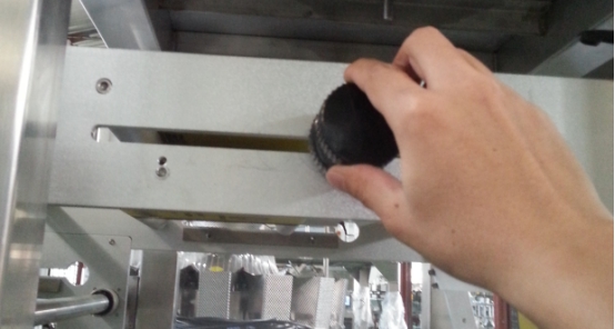 VFFS पॅकिंग मशीनमध्ये पॅकेजिंग शोधण्यासाठी रंग चिन्ह कसे सेट करावे 4