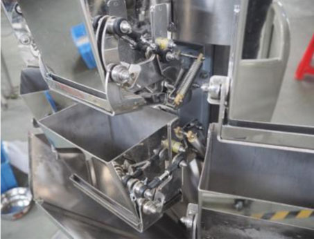 دستگاه بسته بندی خاک گربه ۱ تا ۱۰ کیلوگرمی - راهکار کامل توزین و بسته بندی 4