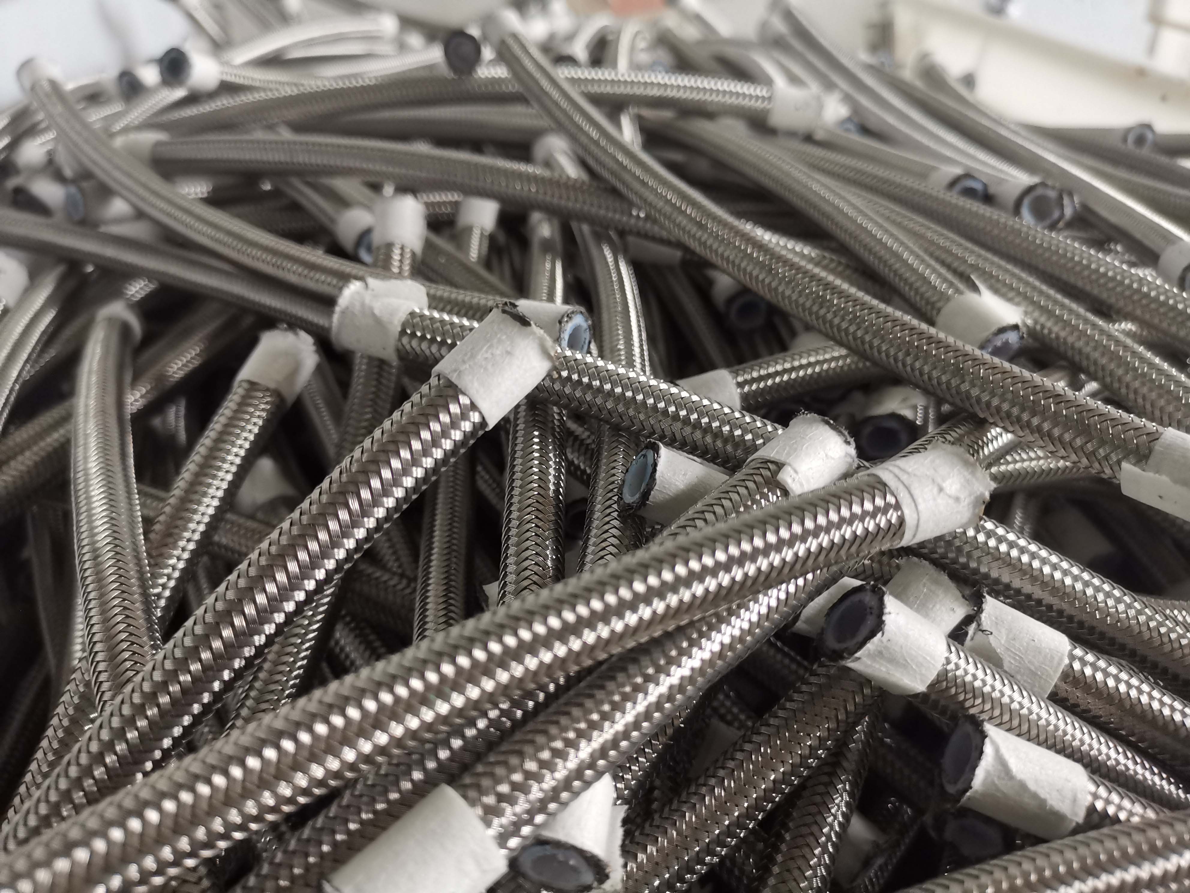 How To Cut Braided PTFE Hose? Tips from Top PTFE Hose Manufacturers 1