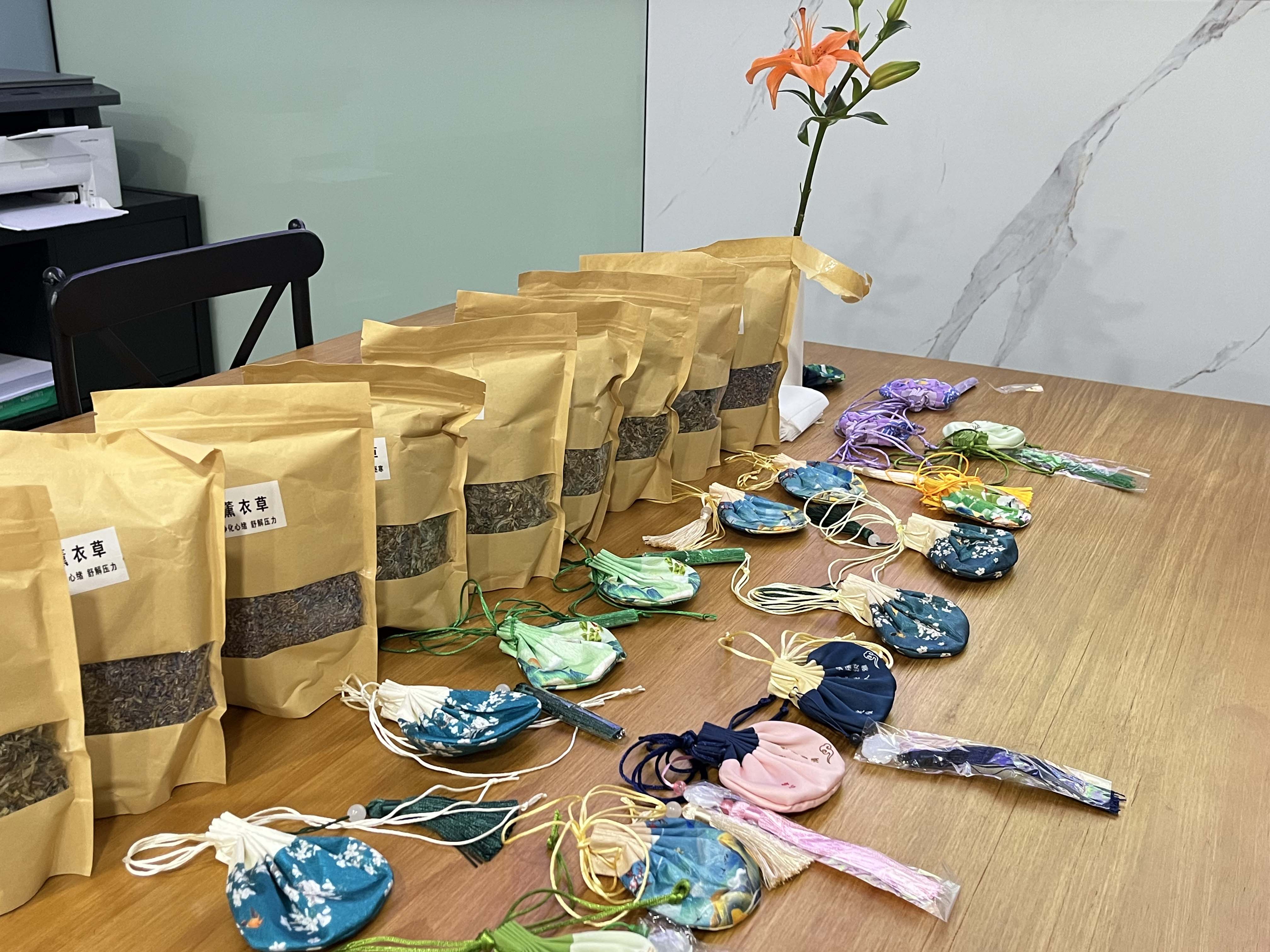 Surprise Friday | PASSIONHOSE 1