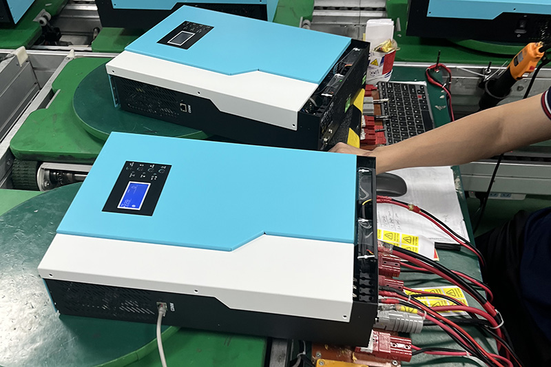 Onduleur solaire hybride MPPT 3 kW/5 kW avec contrôleur solaire MPPT intégré, vendu en gros directement d'usine pour systèmes d'énergie solaire. 7