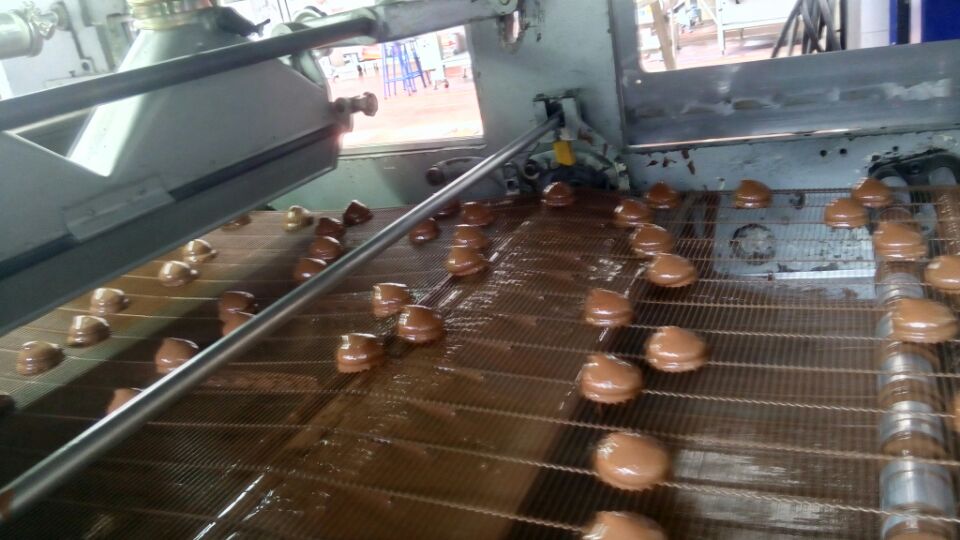 La màquina JXJ1000 s'utilitza per fer pastissos farcits de malví recoberts de xocolata 5