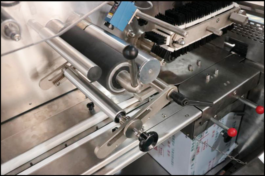 Automatic disc-feeding pillow type packing machine/marshmallow pillow type packing machine 13