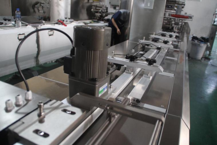 Automatic disc-feeding pillow type packing machine/marshmallow pillow type packing machine 12