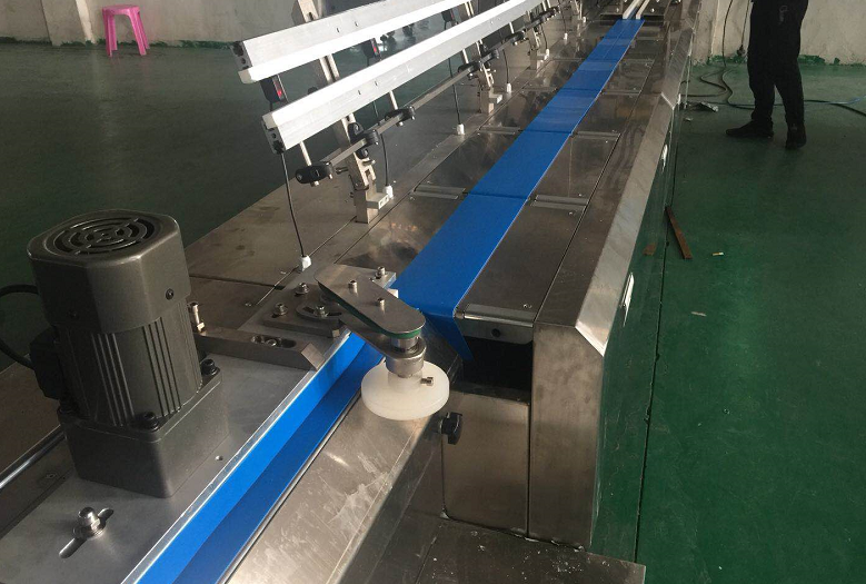 Automatic disc-feeding pillow type packing machine/marshmallow pillow type packing machine 10