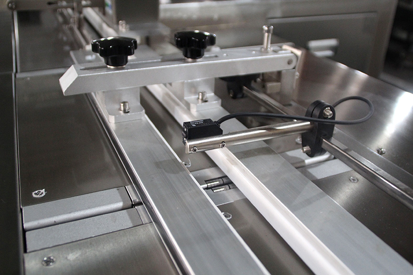 Automatic disc-feeding pillow type packing machine/marshmallow pillow type packing machine 11