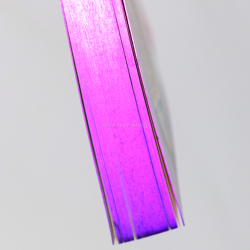 Livre broché 5,5 x 8,5 pouces avec dorure violette et tranches colorées. 9