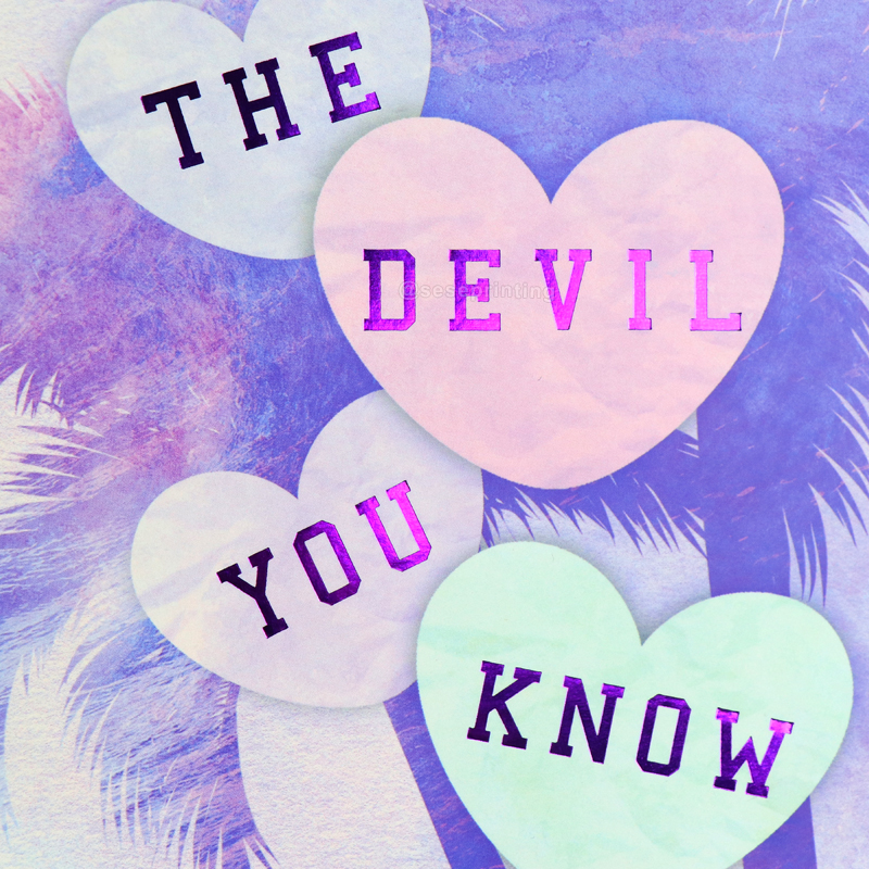 Livre broché 5,5 x 8,5 pouces avec dorure violette et tranches colorées. 8