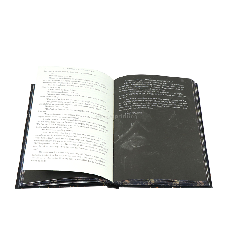 Veröffentlichung eines Schwarz-Weiß-Hardcover-Buches mit individuell lackierten Kanten 8