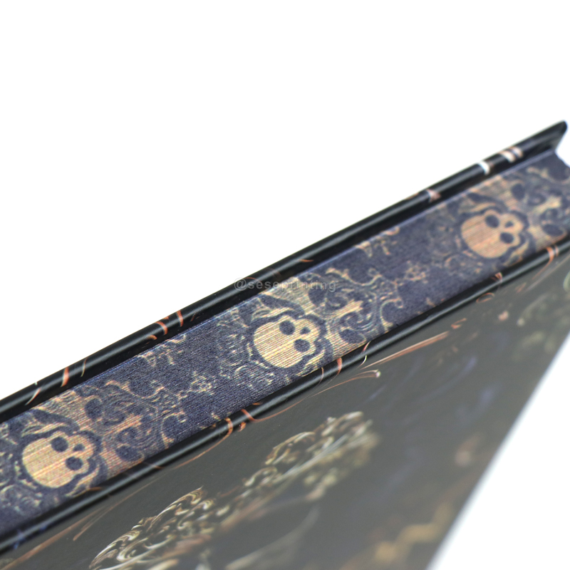 Veröffentlichung eines Schwarz-Weiß-Hardcover-Buches mit individuell lackierten Kanten 10