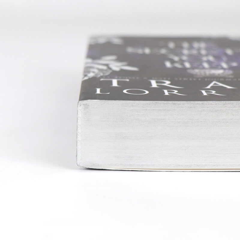 Печать книг в мягкой обложке с серебряным тиснением на обложке и тиснением по краям. 10