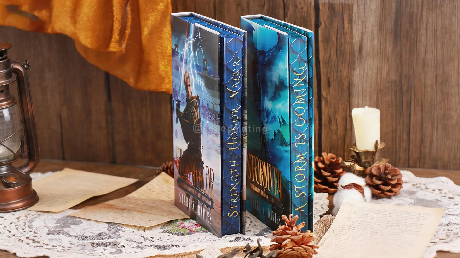 Специальное издание: сборник книг в твердом переплете с тиснением фольгой, обработанными краями страниц и суперобложками, с индивидуальным оформлением форзацев. 1