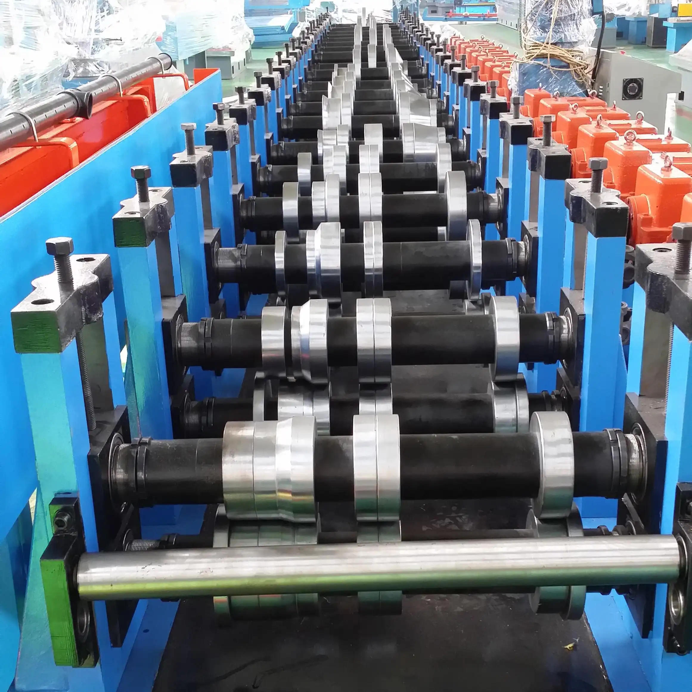 Ligne de production de profilés en W pour glissières de sécurité à laminage à froid 1