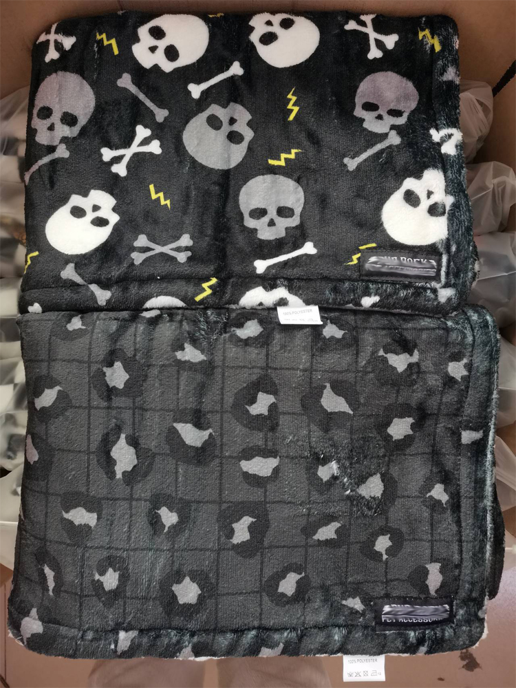 Couverture pour chien douce et mignonne en polaire sherpa, chaude et lavable, avec logo et motif personnalisables. 15