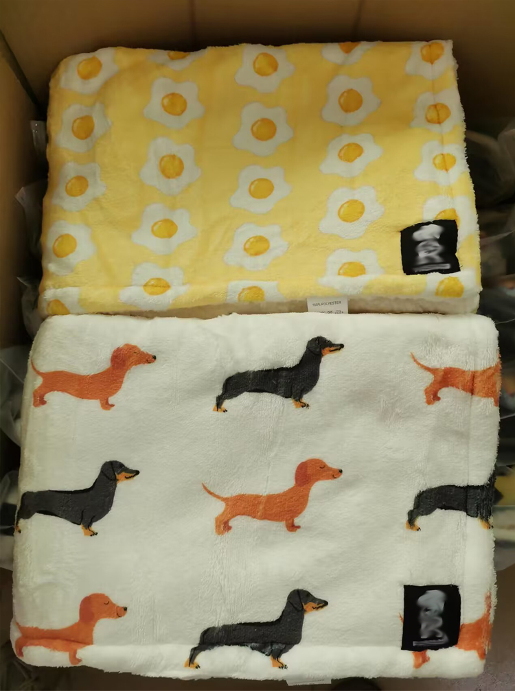 Couverture pour chien douce et mignonne en polaire sherpa, chaude et lavable, avec logo et motif personnalisables. 16