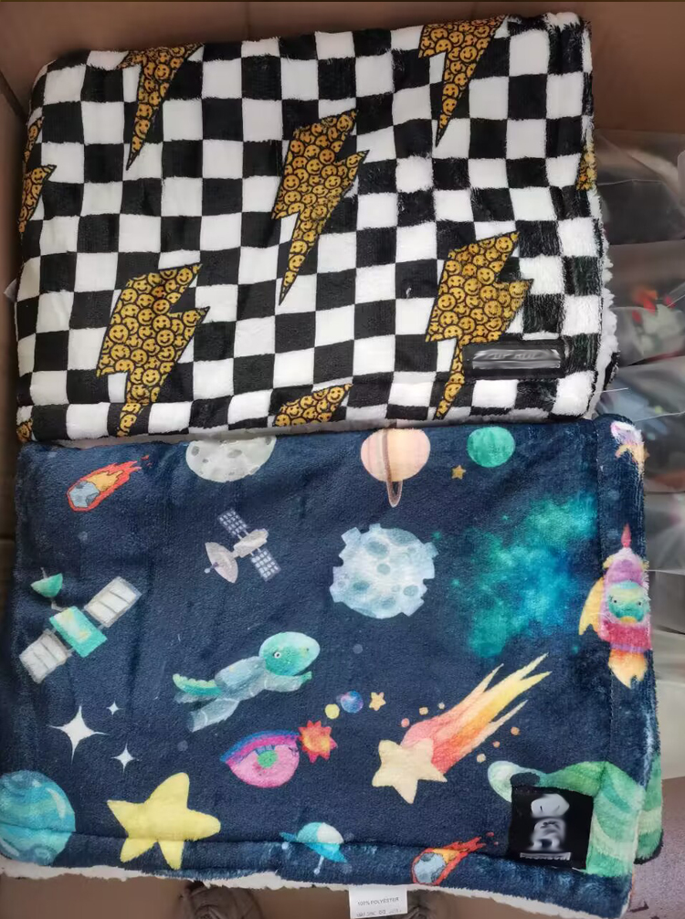 Couverture pour chien douce et mignonne en polaire sherpa, chaude et lavable, avec logo et motif personnalisables. 19