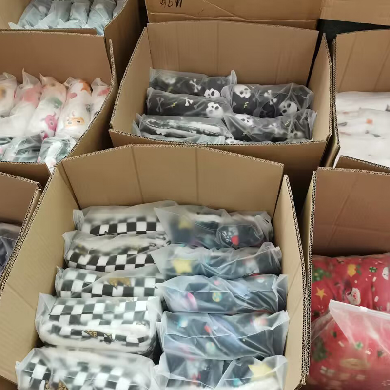 Couverture pour chien douce et mignonne en polaire sherpa, chaude et lavable, avec logo et motif personnalisables. 21