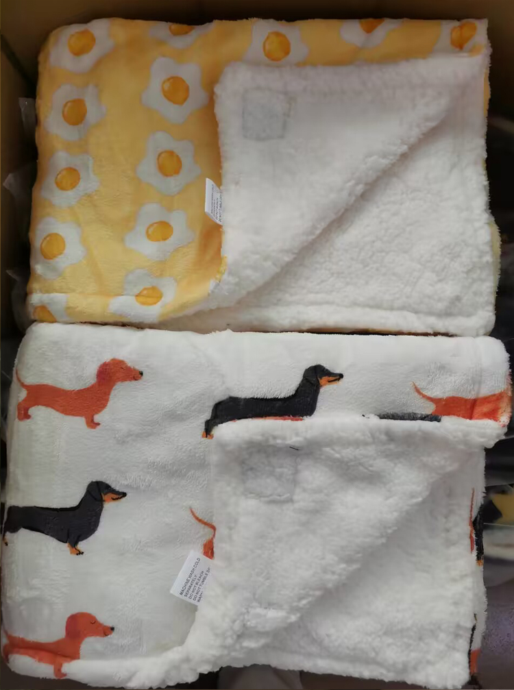 Couverture pour chien douce et mignonne en polaire sherpa, chaude et lavable, avec logo et motif personnalisables. 17