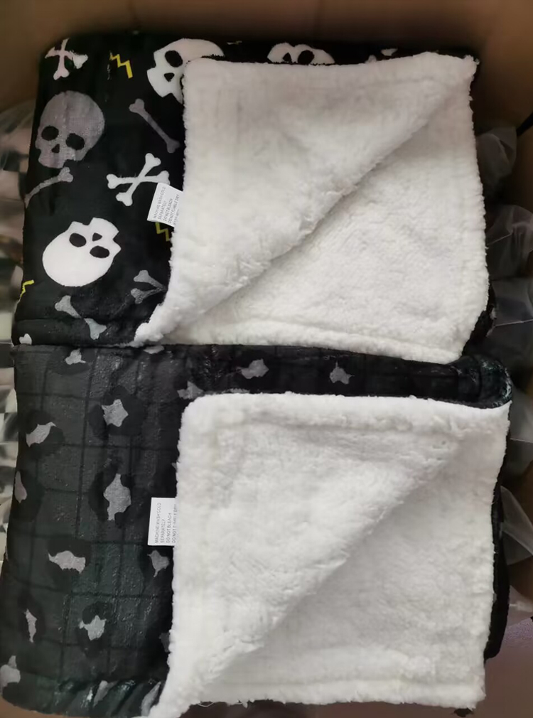 Couverture pour chien douce et mignonne en polaire sherpa, chaude et lavable, avec logo et motif personnalisables. 20