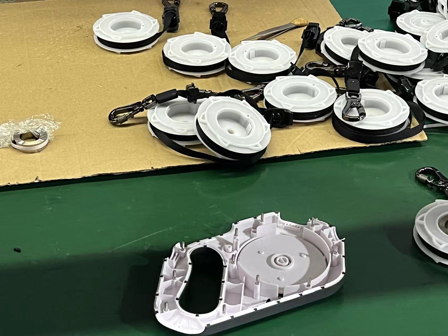 Laisse pour chien lumineuse LED en nylon personnalisée avec logo personnalisé - Vente en gros - Laisse pour chien lumineuse LED rétractable automatique 26