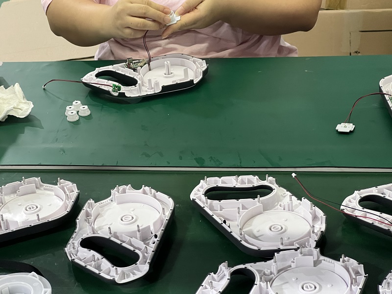 Laisse rétractable personnalisée OKEYPETS pour chien, ultra-résistante, avec lampe torche LED rechargeable 24