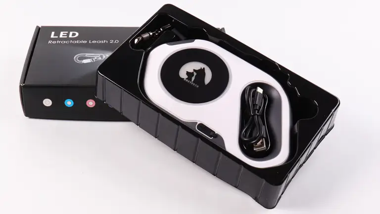 Laisse rétractable multicolore pour chien avec lumière LED rechargeable 1