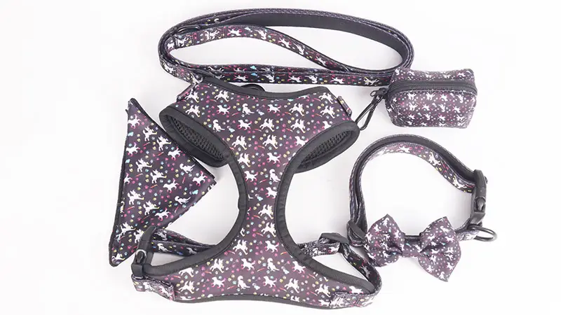OKEYPETS Ensemble harnais et laisse assortis en néoprène 6 en 1, design personnalisé, avec nœud papillon et bandana. 1
