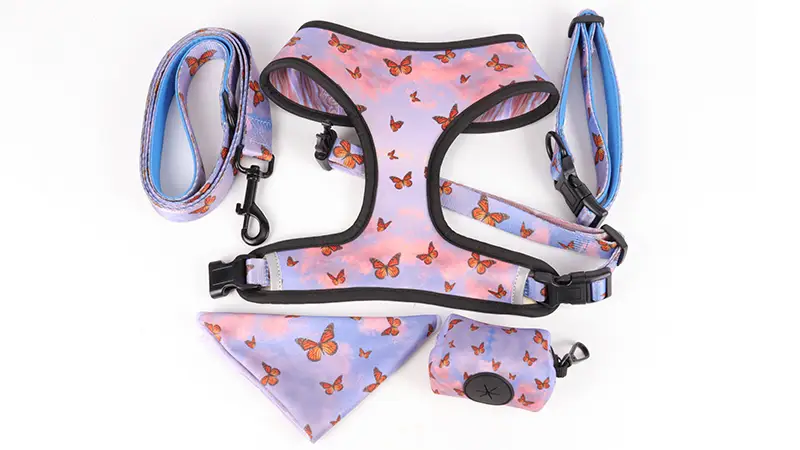 OKEYPETS Ensemble harnais pour chien souple et réglable avec bandana et porte-sacs à déjections canines en néoprène 1