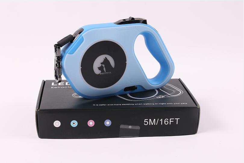 Laisse longue rétractable OKEYPETS avec lumière LED violette, rose et bleue 18