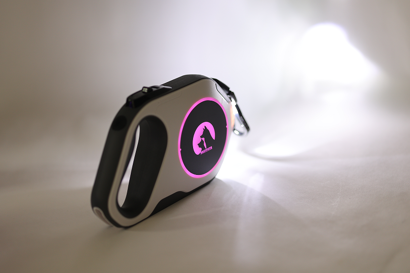 Laisse longue rétractable OKEYPETS avec lumière LED violette, rose et bleue 22