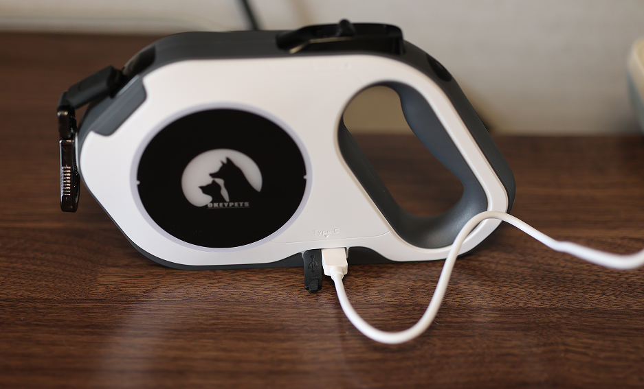 Laisse longue rétractable OKEYPETS avec lumière LED violette, rose et bleue 14