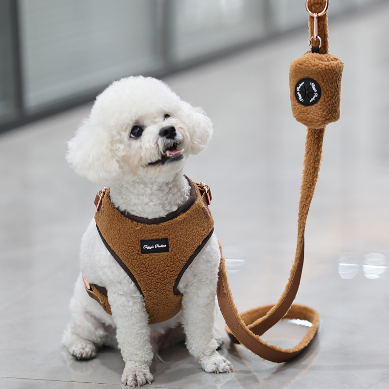 Harnais pour chien et chat en gros, anti-traction, pour la sécurité des chiots, avec collier, laisse, porte-sacs à déjections, nœud papillon et bandana avec logo. 25