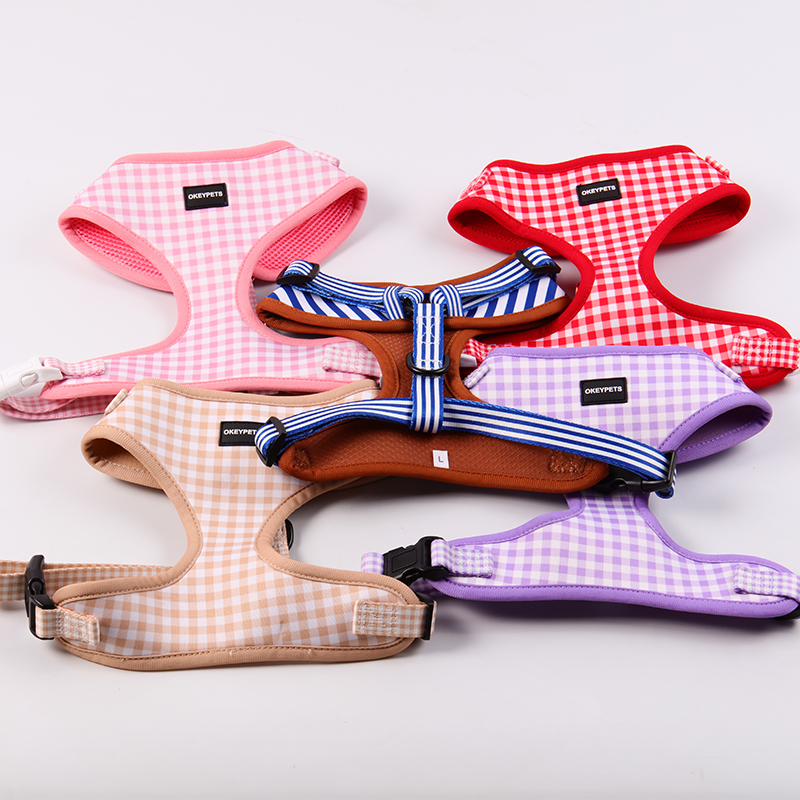 Harnais pour chien XXS à motif imprimé multicolore de Noël personnalisé, avec laisse et collier réglables et logo. 7