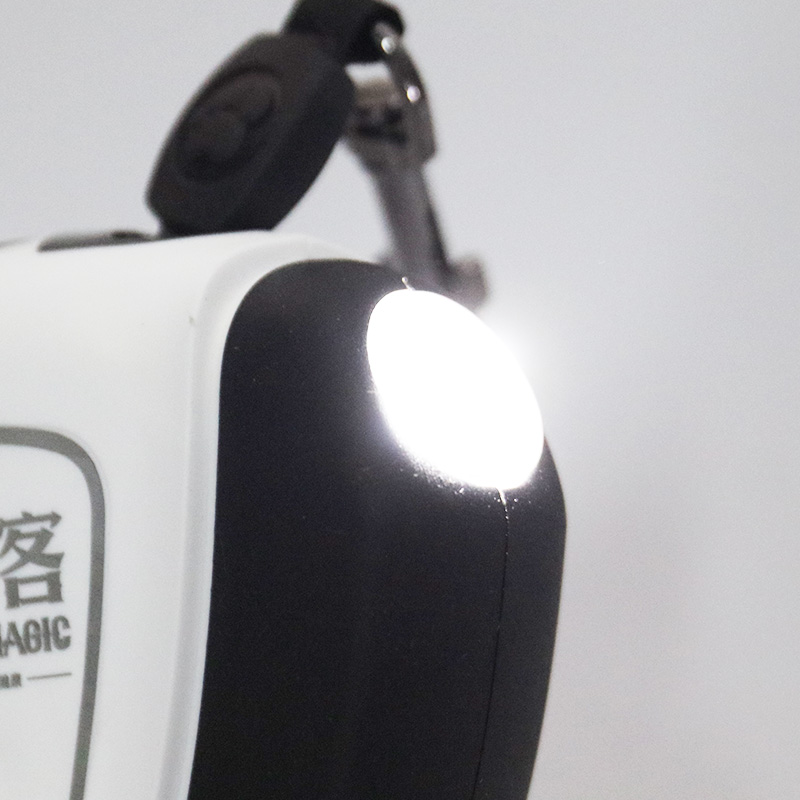 Laisse rétractable pour chien OKEYPETS avec lampe torche LED puissante, poignée antidérapante et confortable, pour une promenade automatique personnalisée. 17