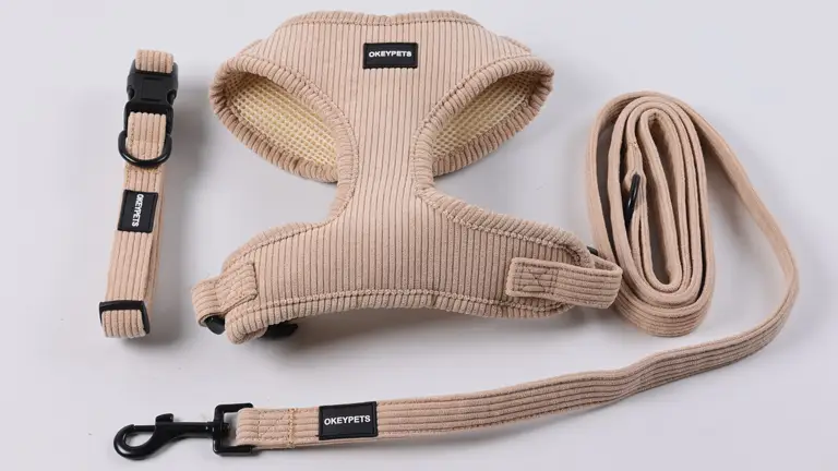 OKEYPETS Mode Nem Udløsning Brugerdefineret Hundesele Net Kæledyrsvest Producenter Beige Corduroy Hundesele Og Snor 1